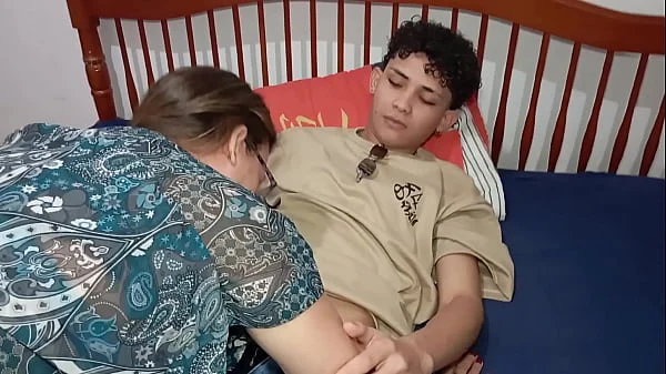 A mãe do meu padrasto me colocou pra arrumar a casa e eu comi ela